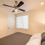 Stylish 4 Bedroom Townhome With Jacuzzi