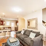 Stylish 4 Bedroom Townhome With Jacuzzi