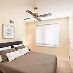 Stylish 4 Bedroom Townhome With Jacuzzi