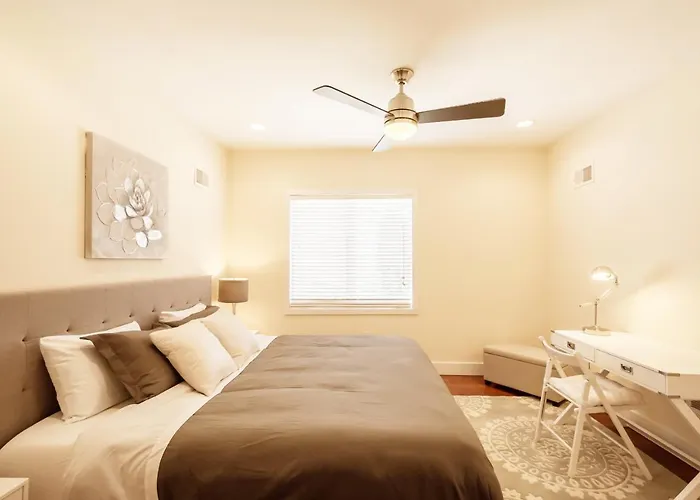 Stylish 4 Bedroom Townhome With Jacuzzi