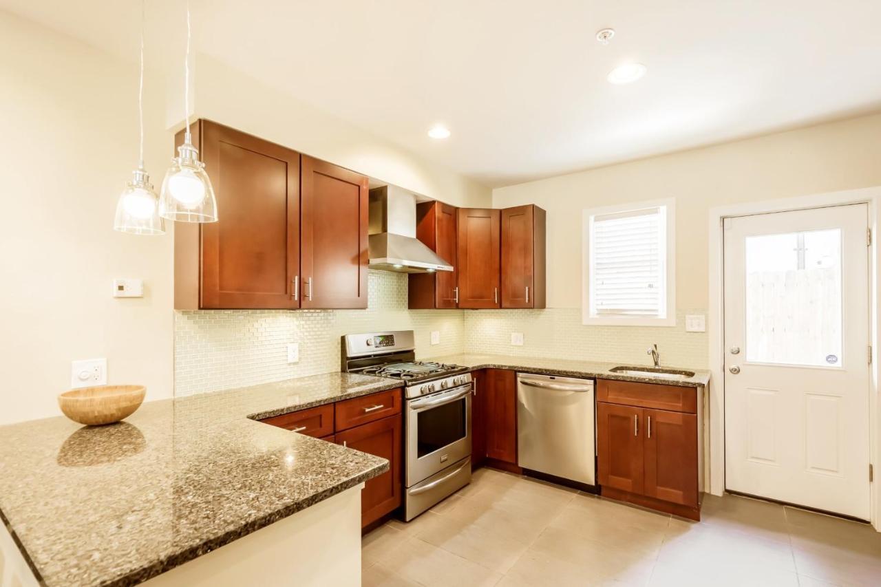 Stylish 4 Bedroom Townhome With Jacuzzi Holiday home *