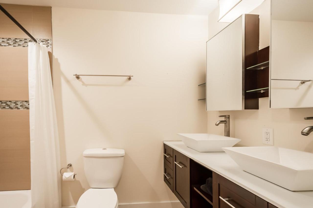 Stylish 4 Bedroom Townhome With Jacuzzi Holiday home *