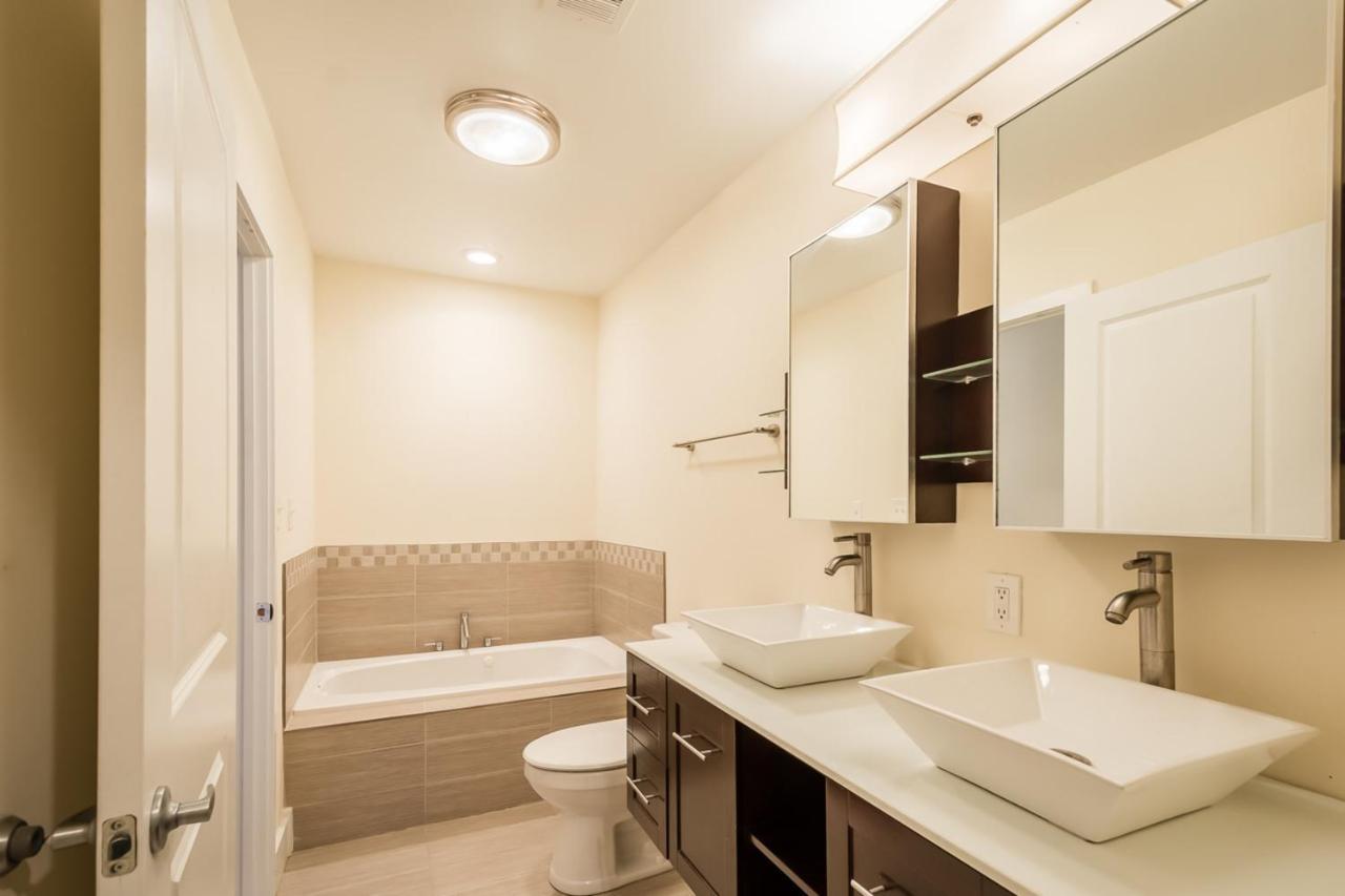 Holiday home Stylish 4 Bedroom Townhome With Jacuzzi Philadelphia