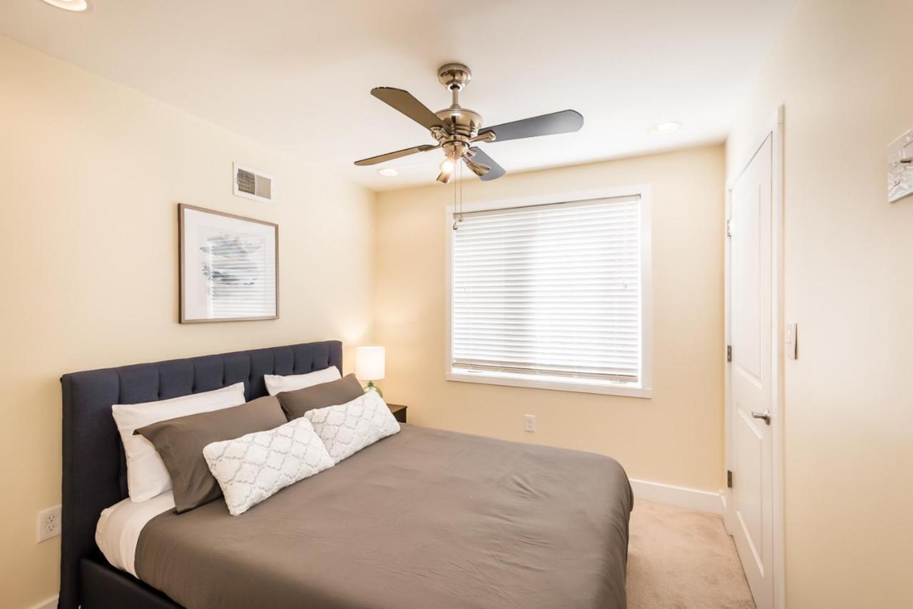 Stylish 4 Bedroom Townhome With Jacuzzi