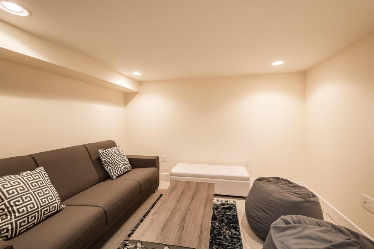 Stylish 4 Bedroom Townhome With Jacuzzi Holiday home Philadelphia