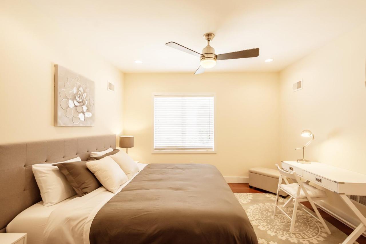 Stylish 4 Bedroom Townhome With Jacuzzi *
