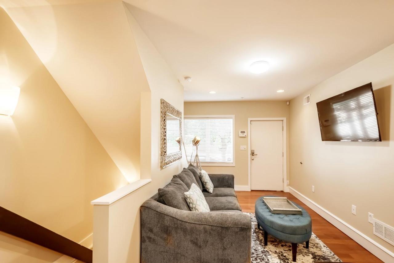 Stylish 4 Bedroom Townhome With Jacuzzi Philadelphia